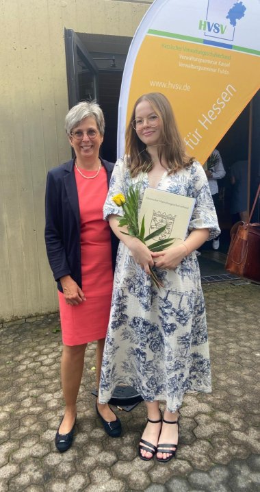 Foto Zeugnisübergabe Celina Nowak mit Ausbilderin Michaela Ullmann Foto Zeugnisübergabe Celina Nowak mit Ausbilderin Michaela Ullmann