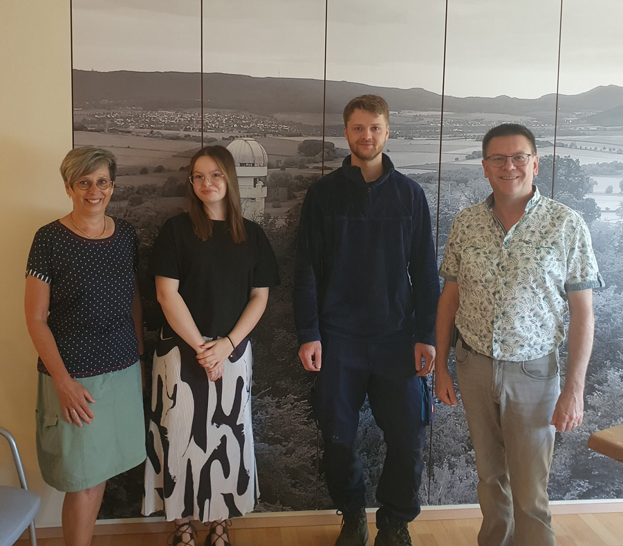 In der Mitte Celina Nowak und Leonard Kandt umrahmt von Bürgermeister Karsten Schrei-ber und der Ausbilderin für die Verwaltung Michaela Ullmann