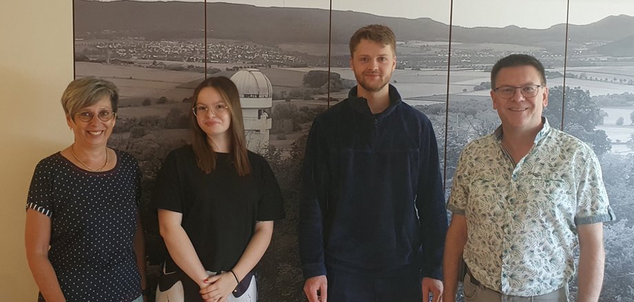 In der Mitte Celina Nowak und Leonard Kandt umrahmt von Bürgermeister Karsten Schrei-ber und der Ausbilderin für die Verwaltung Michaela Ullmann