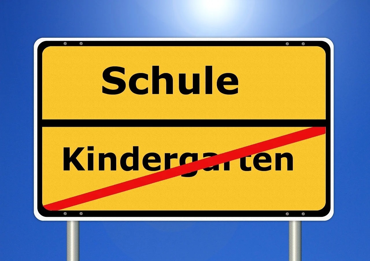 Bild Ortschild mit verlassen Kindergarten hin zur Schule