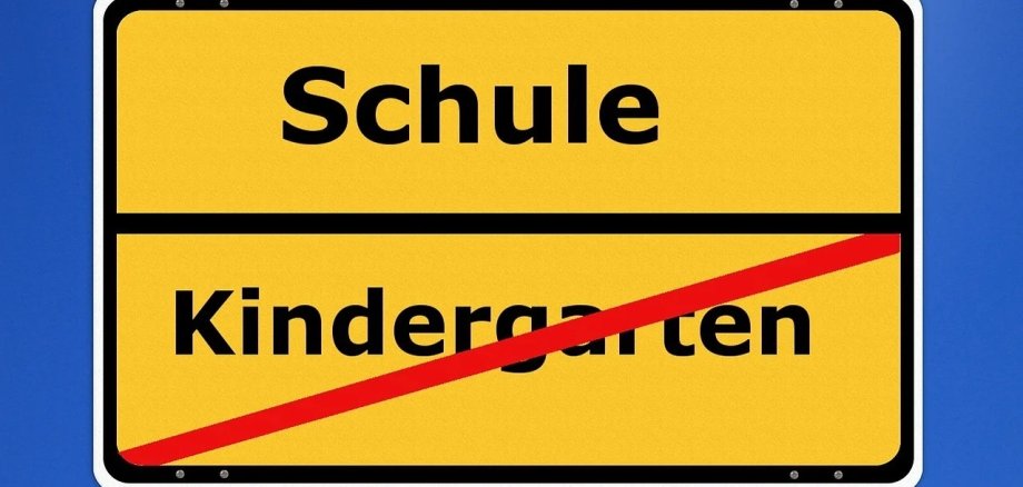 Bild Ortschild mit verlassen Kindergarten hin zur Schule