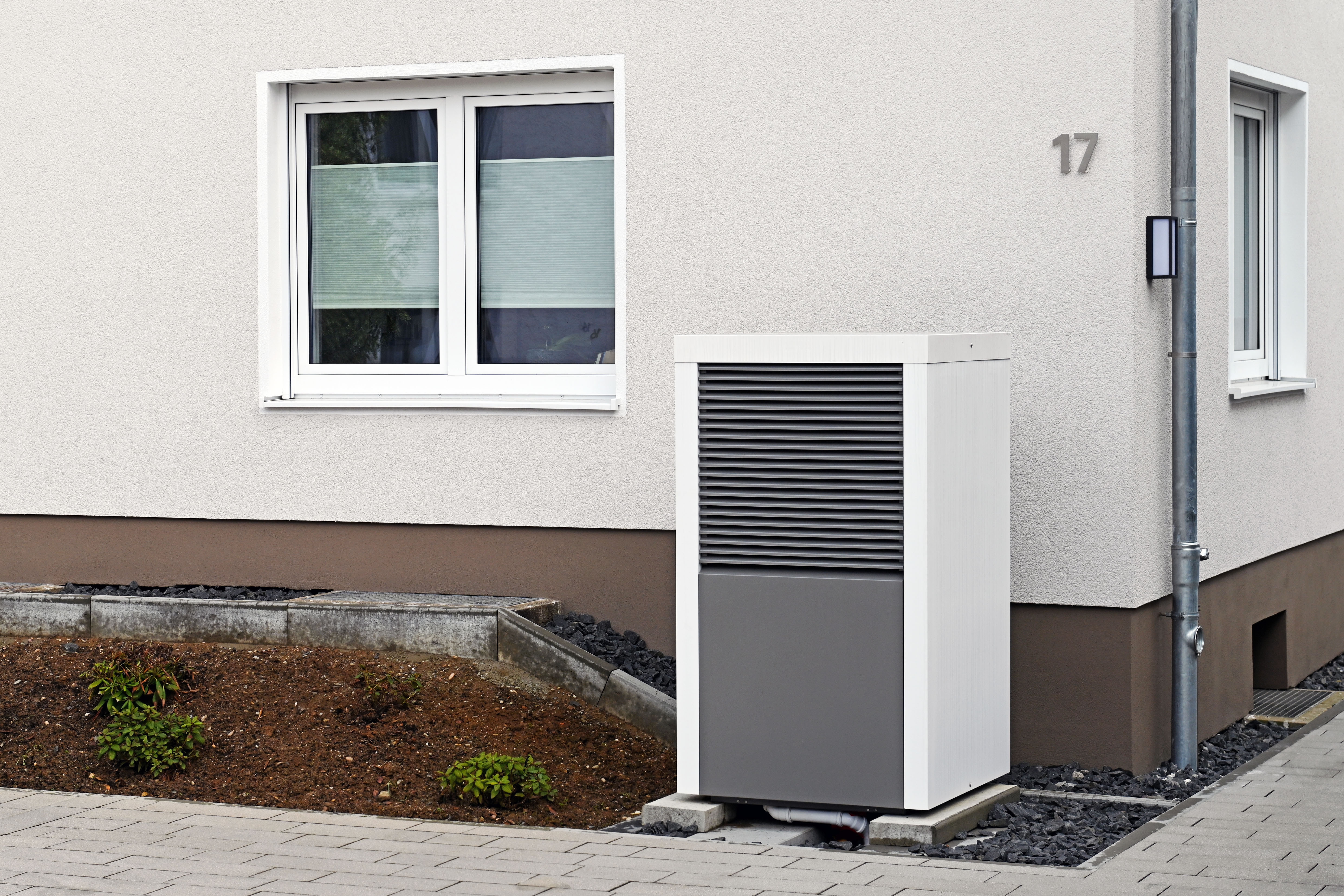 Am Haus installierte Wärmepumpe