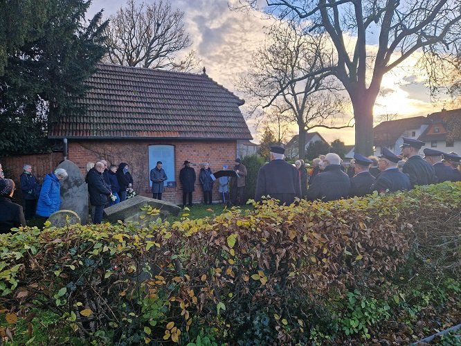 Einweihung des Kriegsgräberfeldes