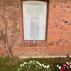 Gedenktafel beim Kriegsgräberfeld