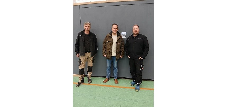 Bürgermeister Tore Florin (Mitte) mit den beiden tatkräftigen Mitarbeitern Oliver Holzerland (links) und Steve Winterhoff (rechts)