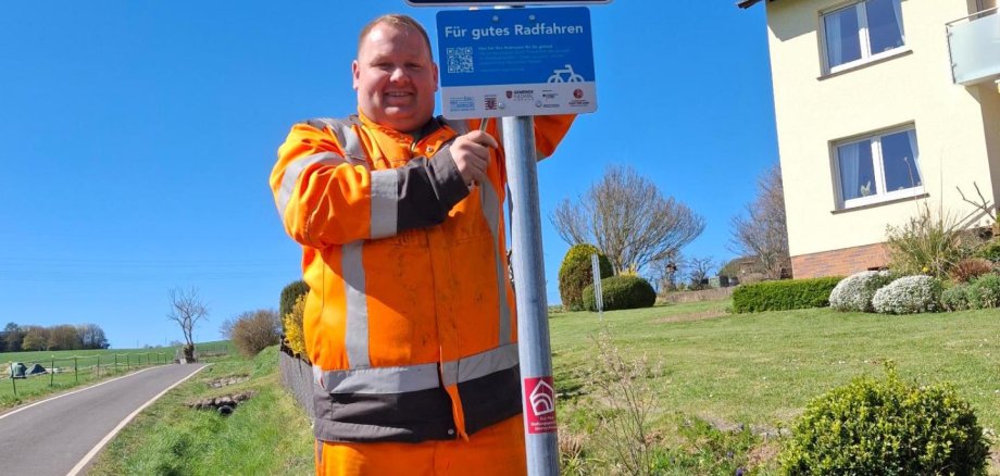 Herr Nico Brückmann vom Baubetriebshof der Gemeinde Fuldatal bringt die neuen Schilder in der Heinrichstraße im Ortsteil Simmershausen und in der Stockbreite im Ortsteil Ihringshausen an.