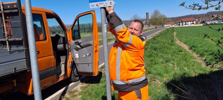 Herr Nico Brückmann vom Baubetriebshof der Gemeinde Fuldatal bringt die neuen Schilder in der Heinrichstraße im Ortsteil Simmershausen und in der Stockbreite im Ortsteil Ihringshausen an. Herr Nico Brückmann vom Baubetriebshof der Gemeinde Fuldatal bringt die neuen Schilder in der Heinrichstraße im Ortsteil Simmershausen und in der Stockbreite im Ortsteil Ihringshausen an.