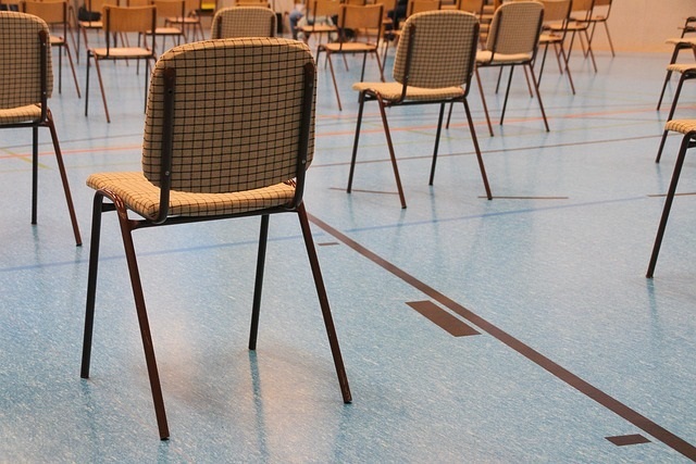Leere Stühle in einem Veranstaltungsraum