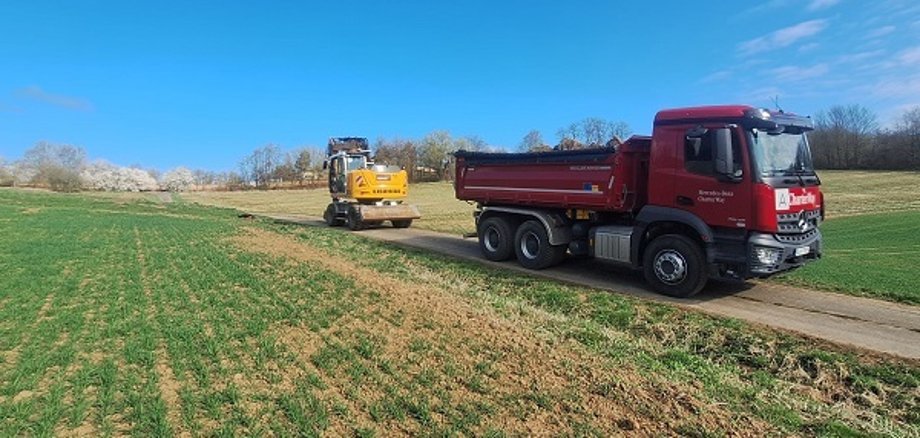 Bagger und LKW