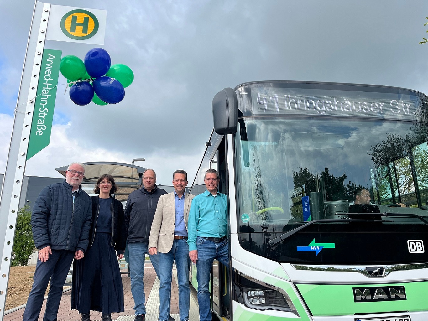 Bei der Inbetriebnahme der Bushaltestelle am 22.04.2025 waren dabei (von links): Herr Georg Grodde vom Ingenieurbüro Hesse und Partner, Frau Maike Pohl vom Nordhessi-schen VerkehrsVerbund (NVV), Herr Martin Knopp, Fachbereichsleiter der Gemeinde Fulda-tal, Herr Tore Florin, Bürgermeister der Gemeinde Fuldatal und Herr Martin Weißhand vom Nordhessischen VerkehrsVerbund (NVV). 