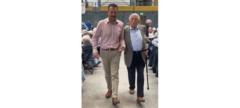 Bürgermeister Florin mit dem ältesten Teilnehmer aus Fuldatal Herr Adolf Rauch