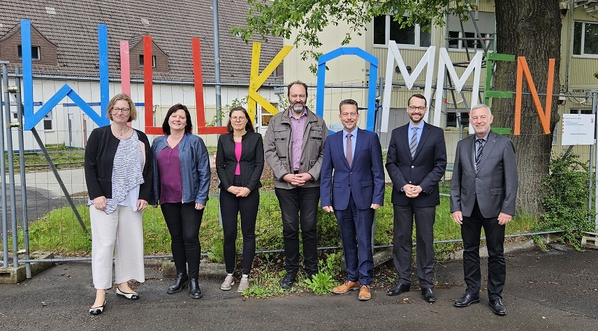 Von links nach rechts: Staatssekretärin Katrin Hechler, Andrea Rabini (Leiterin des Standortes Rothwesten), Sabrina Sterzinger (Sozialministerium), Jörg Fried (Dezernatsleiter für Standorte und Sicherheit beim RP Gießen), Bürgermeister Tore Florin, Regierungsvizepräsident Jan Schneider, Manfred Becker (Abteilungsleiter beim RP Gießen für Flüchtlingsangelegenheiten, Erstaufnahmeeinrichtung und Integration). 