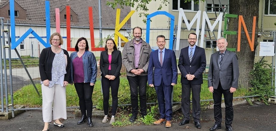 Von links nach rechts: Staatssekretärin Katrin Hechler, Andrea Rabini (Leiterin des Standortes Rothwesten), Sabrina Sterzinger (Sozialministerium), Jörg Fried (Dezernatsleiter für Standorte und Sicherheit beim RP Gießen), Bürgermeister Tore Florin, Regierungsvizepräsident Jan Schneider, Manfred Becker (Abteilungsleiter beim RP Gießen für Flüchtlingsangelegenheiten, Erstaufnahmeeinrichtung und Integration). 