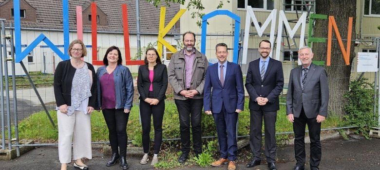 Von links nach rechts: Staatssekretärin Katrin Hechler, Andrea Rabini (Leiterin des Standortes Rothwesten), Sabrina Sterzinger (Sozialministerium), Jörg Fried (Dezernatsleiter für Standorte und Sicherheit beim RP Gießen), Bürgermeister Tore Florin, Regierungsvizepräsident Jan Schneider, Manfred Becker (Abteilungsleiter beim RP Gießen für Flüchtlingsangelegenheiten, Erstaufnahmeeinrichtung und Integration). 