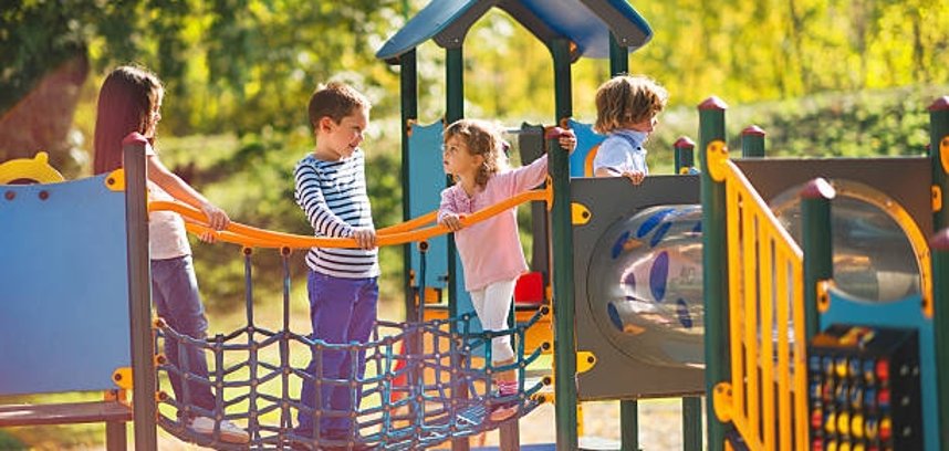 Kinder auf einem Spielgerüst