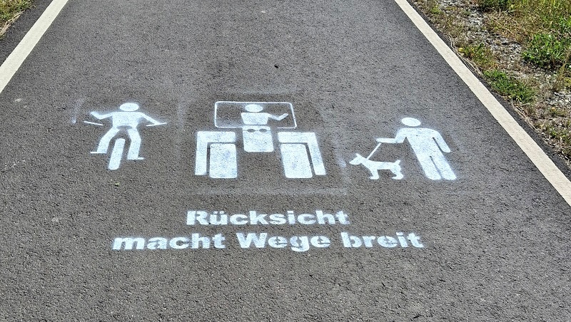 Das Piktogramm, das zur Rücksichtnahme der unterschiedlichen Nutzer untereinander aufruft.