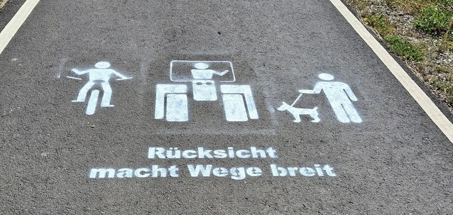Das Piktogramm, das zur Rücksichtnahme der unterschiedlichen Nutzer untereinander aufruft.
