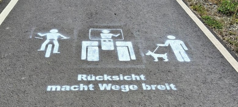 Das Piktogramm, das zur Rücksichtnahme der unterschiedlichen Nutzer untereinander aufruft.