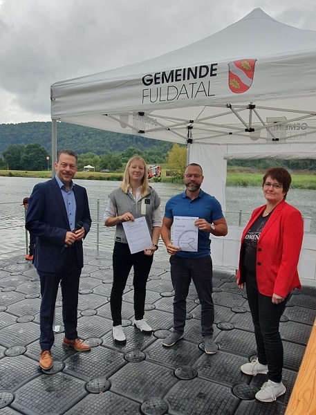 Bürgermeister Tore Florin, Klimaschutzmanagerin Kimberly Gundlach, Marcel Jüttner und die Vorsitzende der Gemeindevertretung Stefanie Roß-Stabernack bei der Siegerehrung