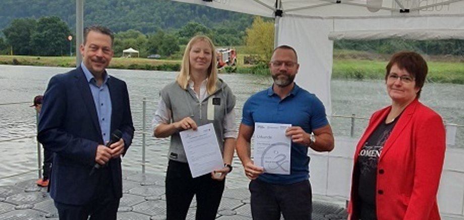 Bürgermeister Tore Florin, Klimaschutzmanagerin Kimberly Gundlach, Marcel Jüttner und die Vorsitzende der Gemeindevertretung Stefanie Roß-Stabernack bei der Siegerehrung