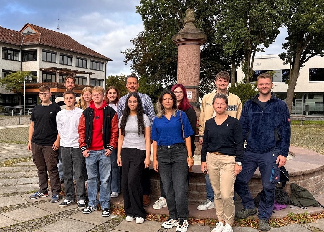 von hinten links: Lukas Kolata, Ann-Katrin Maler, Sina Will, Bürgermeister Tore Florin, Lara-Sophie Albert, Mika Schneider, Leo Kandt von vorne links: Flinn Leck, Elias Kolata, Ben Lindemann, Sarah Choukeir, Zuzan Moslem, stellv. Fachbereichsleiterin Manja Kolata 