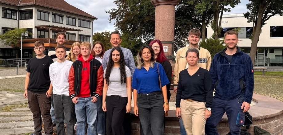 von hinten links: Lukas Kolata, Ann-Katrin Maler, Sina Will, Bürgermeister Tore Florin, Lara-Sophie Albert, Mika Schneider, Leo Kandt von vorne links: Flinn Leck, Elias Kolata, Ben Lindemann, Sarah Choukeir, Zuzan Moslem, stellv. Fachbereichsleiterin Manja Kolata 