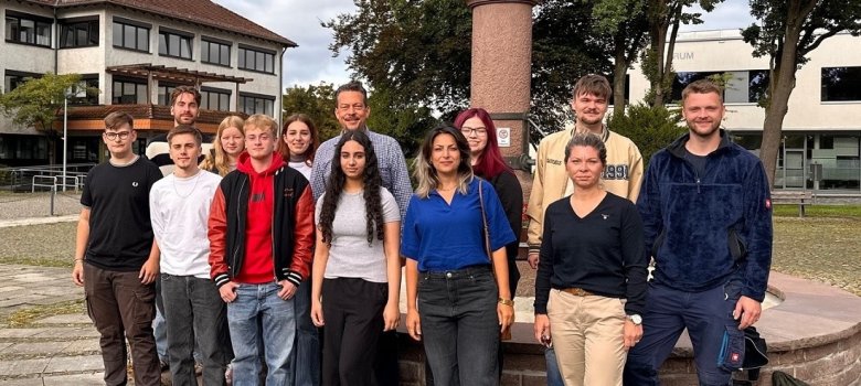 von hinten links: Lukas Kolata, Ann-Katrin Maler, Sina Will, Bürgermeister Tore Florin, Lara-Sophie Albert, Mika Schneider, Leo Kandt
von vorne links: Flinn Leck, Elias Kolata, Ben Lindemann, Sarah Choukeir, Zuzan Moslem, stellv. Fachbereichsleiterin Manja Kolata von hinten links: Lukas Kolata, Ann-Katrin Maler, Sina Will, Bürgermeister Tore Florin, Lara-Sophie Albert, Mika Schneider, Leo Kandt von vorne links: Flinn Leck, Elias Kolata, Ben Lindemann, Sarah Choukeir, Zuzan Moslem, stellv. Fachbereichsleiterin Manja Kolata