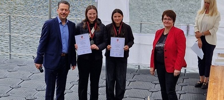 Ylvie Flöther (Vize-Weltmeisterin im Kicklight – qualifiziert zur diesjährigen WM in Wales)
und
Hanah Flöther (Deutsche und britische Meisterin im Freestyle Forms sowie Vize-Weltmeisterin – qualifiziert zur diesjährigen WM in Wales)
Ylvie Flöther (Vize-Weltmeisterin im Kicklight – qualifiziert zur diesjährigen WM in Wales) und Hanah Flöther (Deutsche und britische Meisterin im Freestyle Forms sowie Vize-Weltmeisterin – qualifiziert zur diesjährigen WM in Wales)