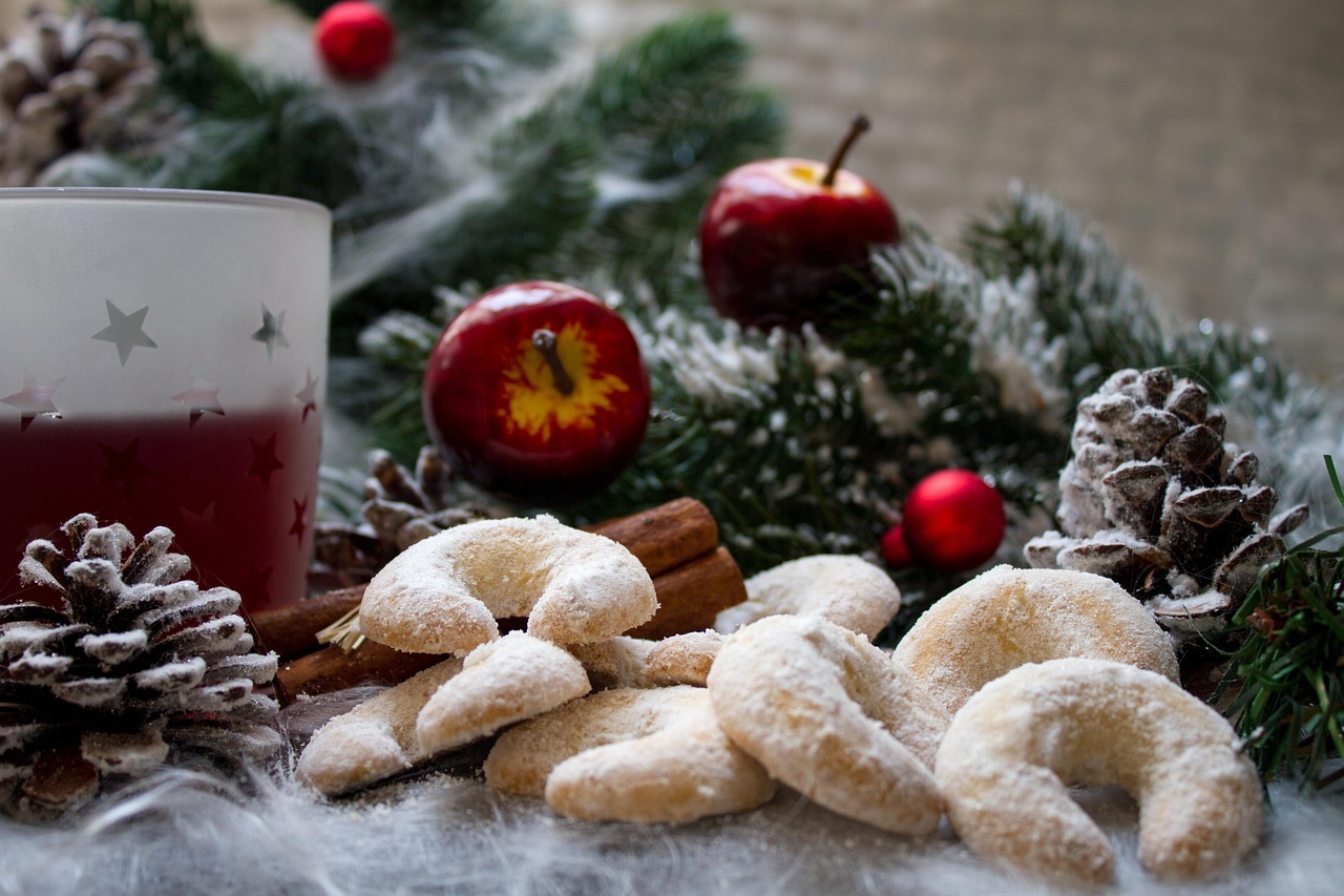 Weihnachtliche Dekoration mit Vanillekipferl Weihnachtliche Dekoration mit Vanillekipferl