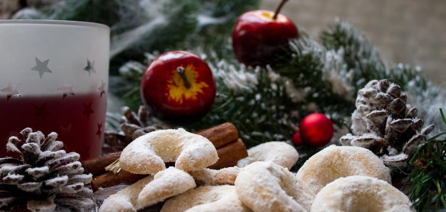 Weihnachtliche Dekoration mit Vanillekipferl