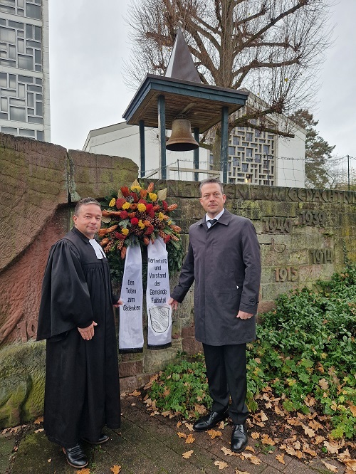Bürgermeister Tore Florin im Pfarrer Jens Haußen bei der Gedenkveranstaltung in Rothwesten