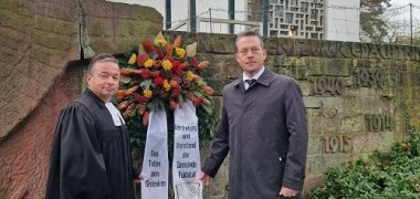 Bürgermeister Tore Florin im Pfarrer Jens Haußen bei der Gedenkveranstaltung in Rothwesten
