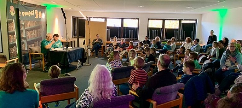 Kleine und große Bücherfans lauschen der Vorlesung