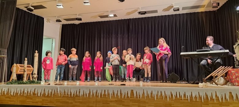 Kinder auf der Bühne beim Hüttenzauber Kinder auf der Bühne beim Hüttenzauber