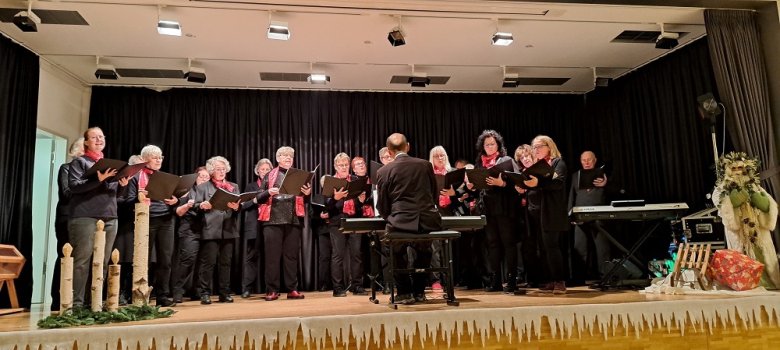Chor singt auf der Bühne beim Hüttenzauber Chor singt auf der Bühne beim Hüttenzauber