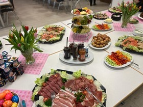 Gedeckter Frühstückstisch