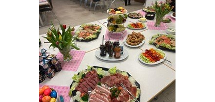 Gedeckter Frühstückstisch