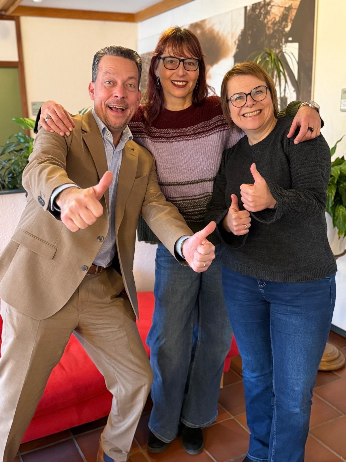 Bürgermeister Tore Florin mit den Jugendarbeiterinnen Katja Mellenthin und Sandra Dötenbier Bürgermeister Tore Florin mit den Jugendarbeiterinnen Katja Mellenthin und Sandra Dötenbier