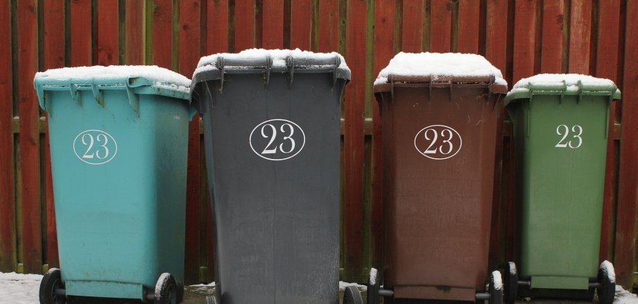 Schneebedeckte Mülltonnen