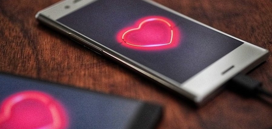 Handy mit Herz im Display