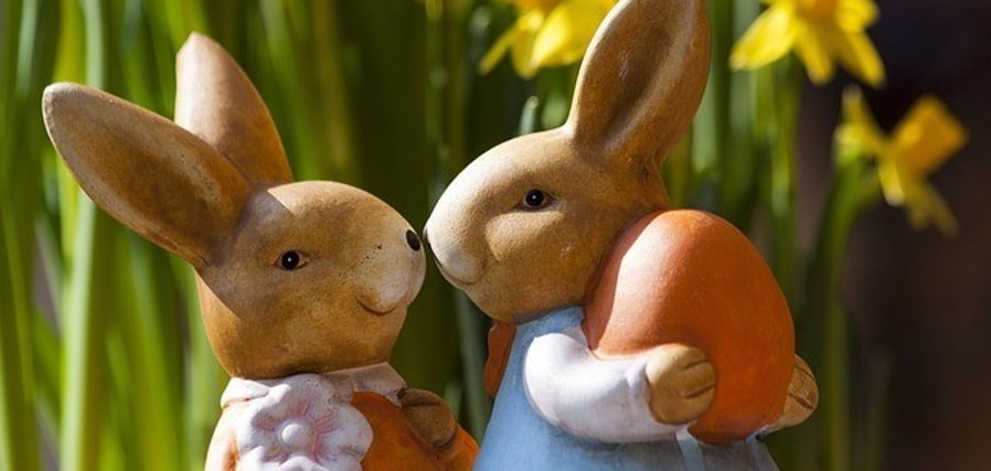 Zwei Keramikosterhasen
