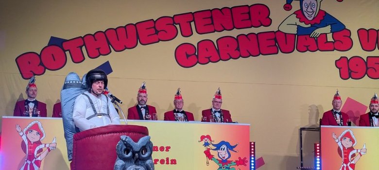 Es gab viel zu beklatschen: Büttenreden, Tanzeilagen und wie hier: Gesang. Es gab viel zu beklatschen: Büttenreden, Tanzeilagen und wie hier: Gesang.