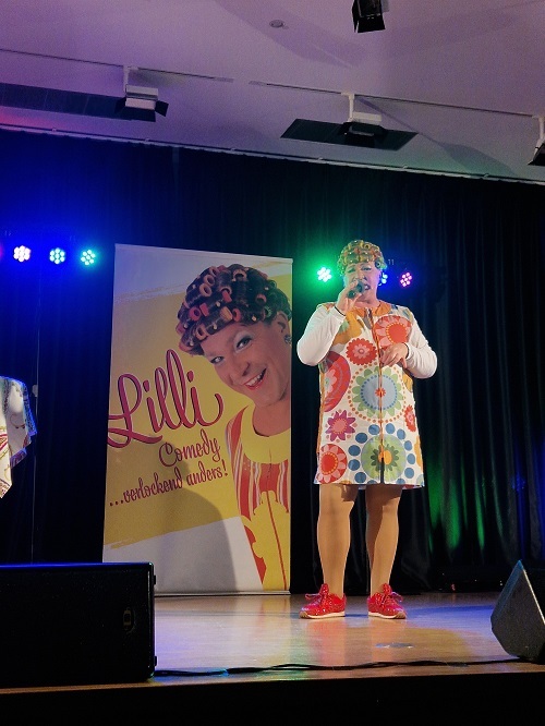 Comedian Lilli auf der Bühne