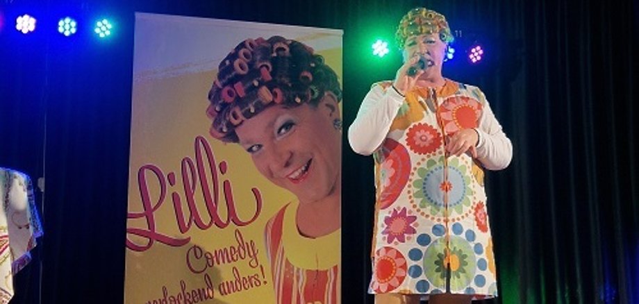 Comedian Lilli auf der Bühne