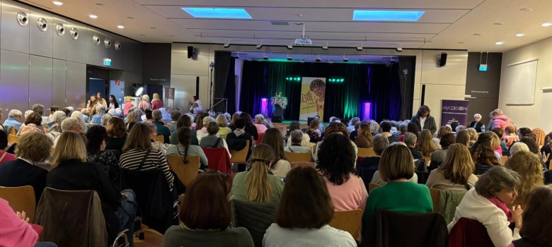 Publikum beim Internationalen Frauentag