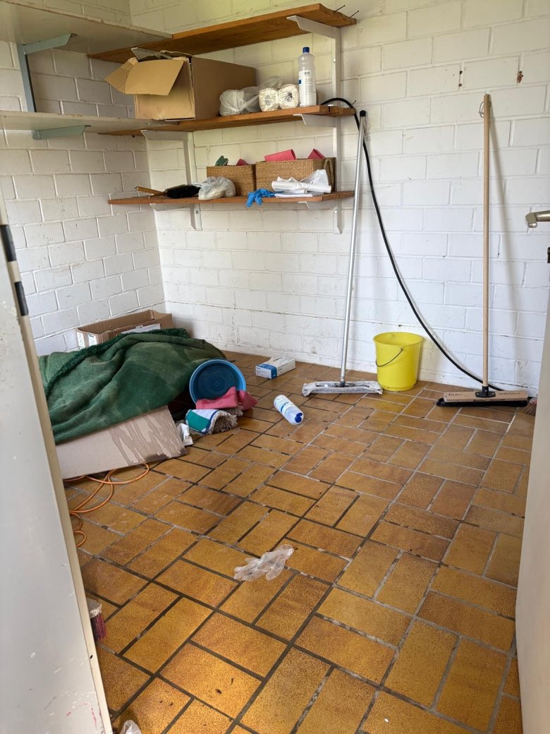 Raum mit heruntergeschmissenen Putzmitteln und Putzmaterial