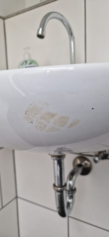 Waschbecken mit Fußabdruck