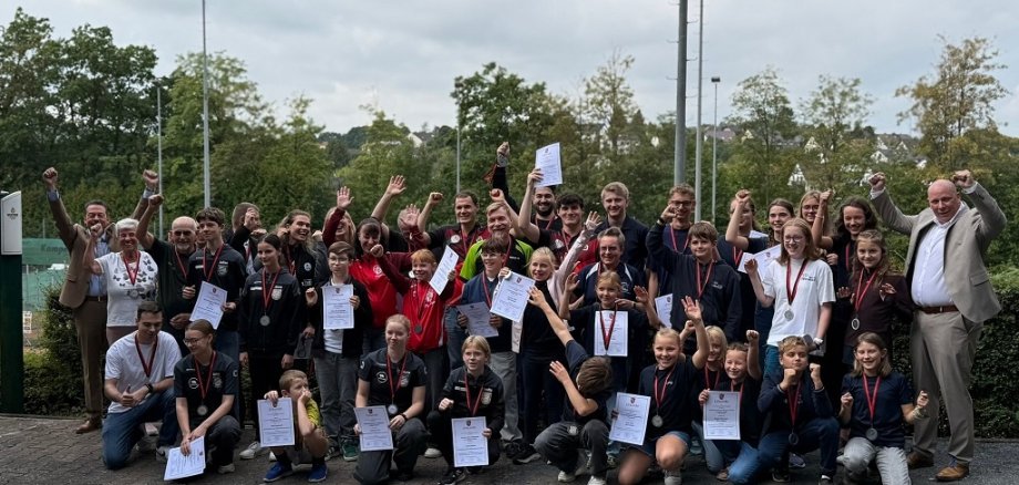 Alle geehrten Sportlerinnen und Sportler im Beisein von Bürgermeister Tore Florin und dem Vorsitzenden der Gemeindevertretung Thorsten Geidies. Alle geehrten Sportlerinnen und Sportler im Beisein von Bürgermeister Tore Florin und dem Vorsitzenden der Gemeindevertretung Thorsten Geidies.