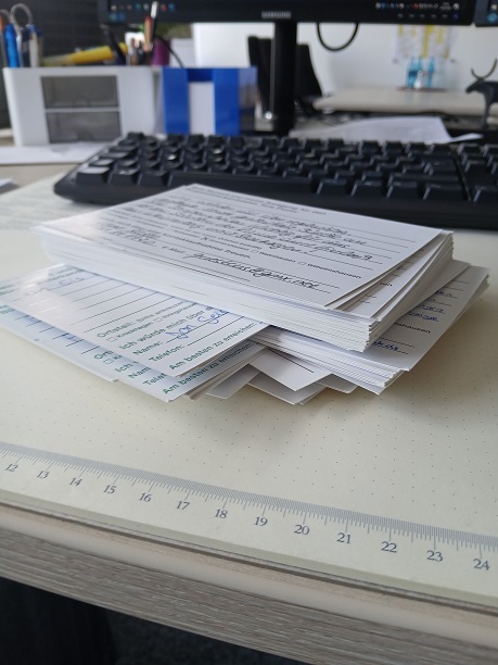 Wunschkarten auf dem Schreibtisch Wunschkarten auf dem Schreibtisch