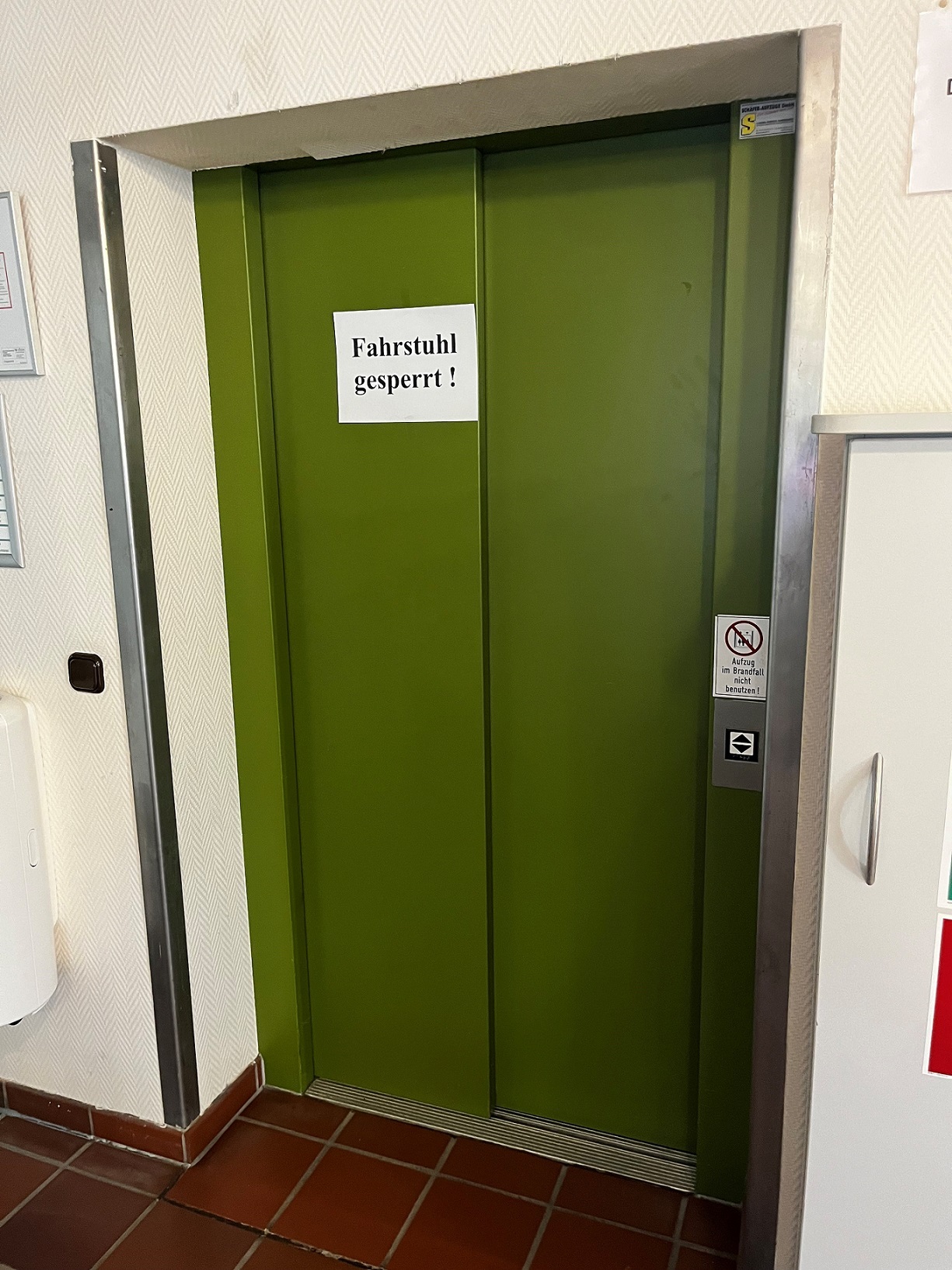 Aufzug außer Betrieb